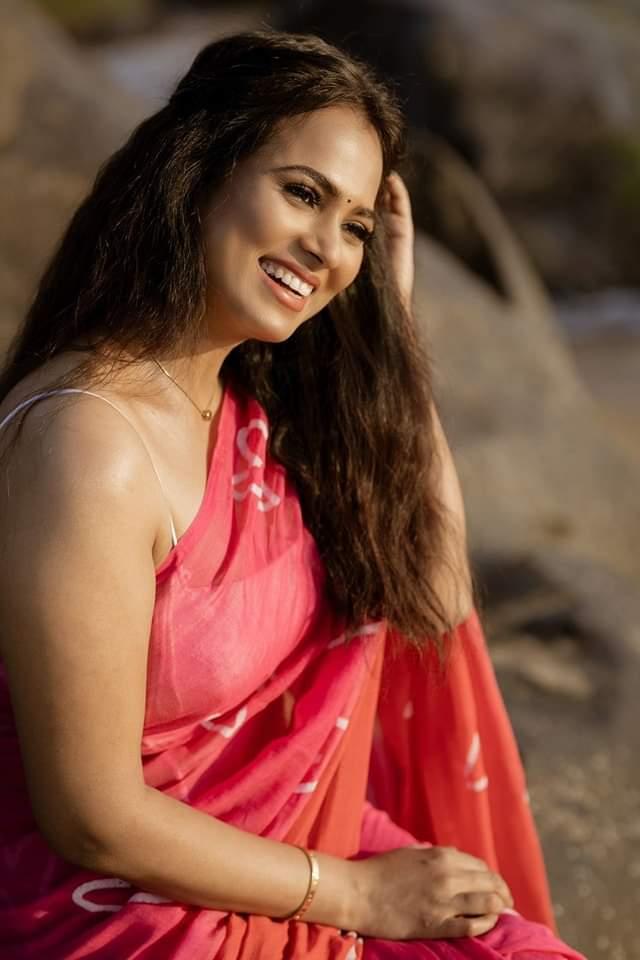 shining-with-gracefully-refined-aura-amidst-the-whirls-of-wind-and-the-swirls-of-waves-actress-ramya-pandian-steals-our-senses-in-these-latest-clicks